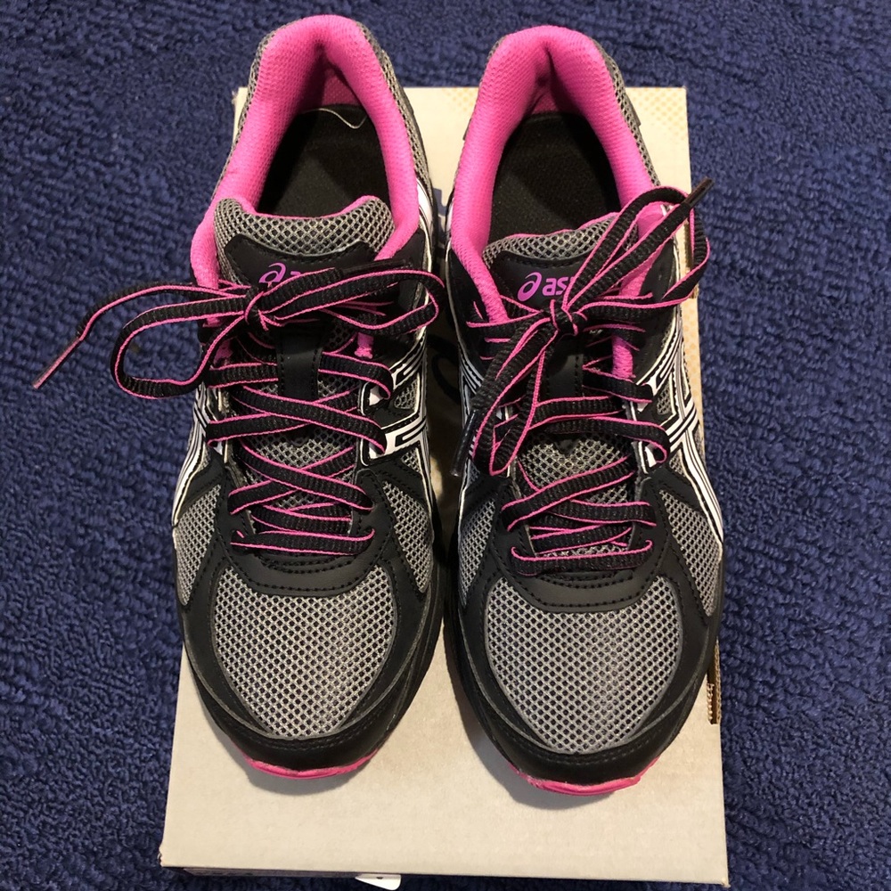 NEW ASICS running shoes